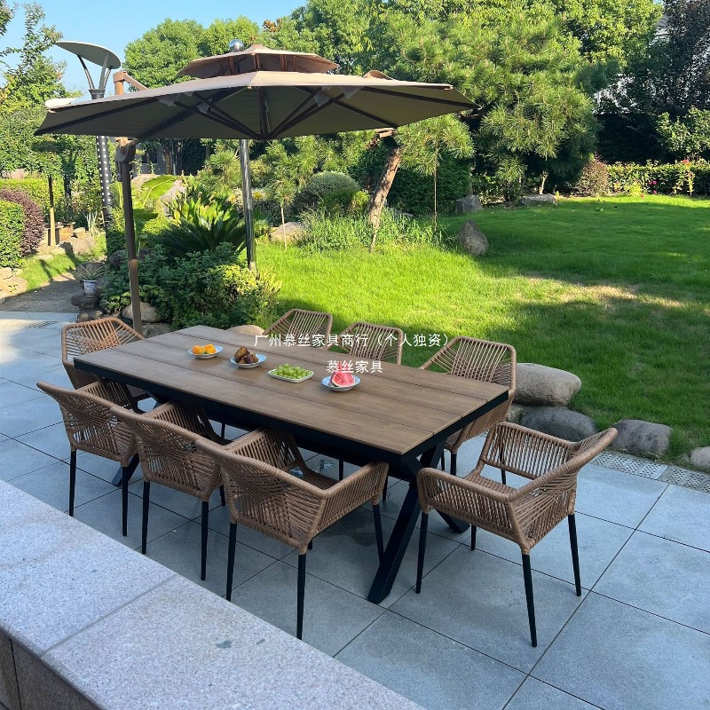 Outdoor Furniture Umbrella - طقم طاولة وكراسي خارجية من الراتان